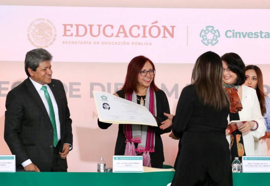 Leticia Ramírez entrega diplomas de maestría y doctorado a 590 egresados del Cinvestav