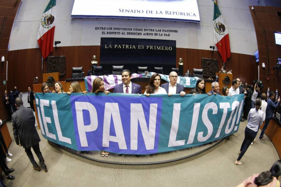 Panistas toman tribuna del Senado para exigir designación de consejeros del INAI