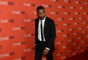 Frank Ocean sale de Coachella debido a una lesi&oacute;n en la pierna