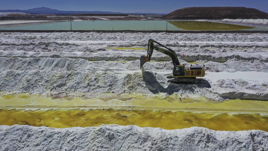 Boric anuncia asociación público-privada para explotación del litio en Chile