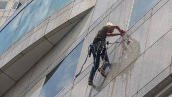 Viralizan a un hombre que derrumba trabe de carga de un edificio