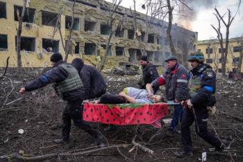Imagen de v&iacute;ctima de bombardeo en maternidad de Mari&uacute;pol gana el World Press Photo