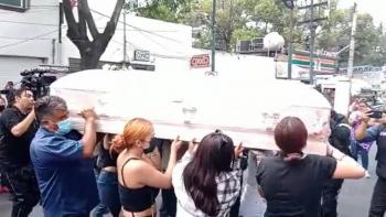 Cuerpo de mujer hallada sin vida en Guanajuato es llevado a la Fiscalía de CDMX en forma de protesta
