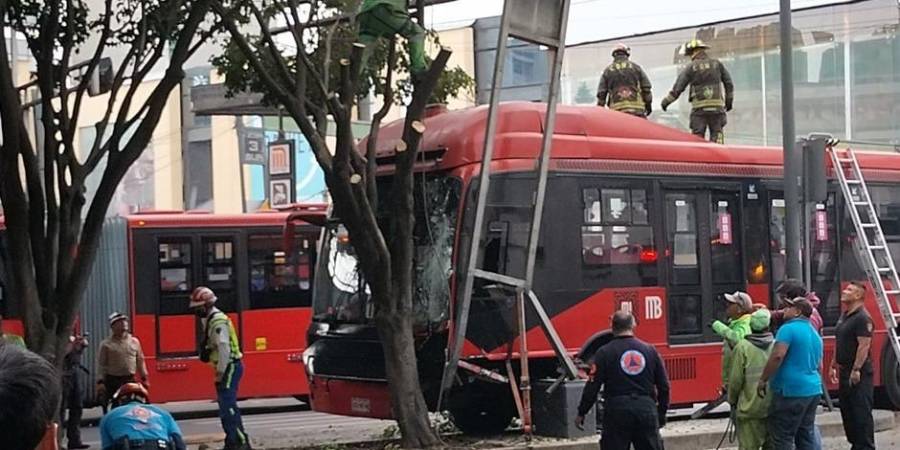 Choca Metrobús en Insurgentes sur