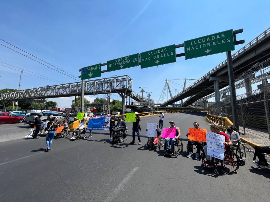 Personas con discapacidades bloquean acceso a terminal 1 de AICM, demandan nuevos tratamientos