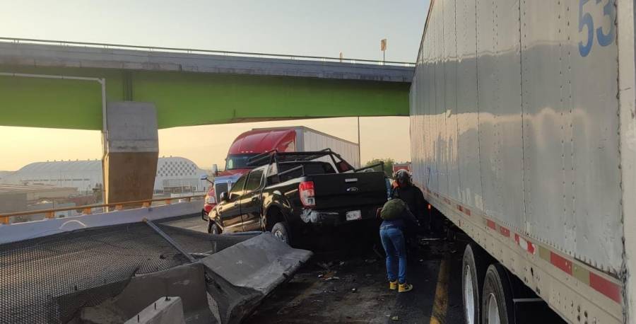 Carambola entre tráiler y varios autos en el Circuito Exterior Mexiquense