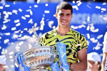 Carlos Alcaraz alza el trofeo del Abierto de Barcelona