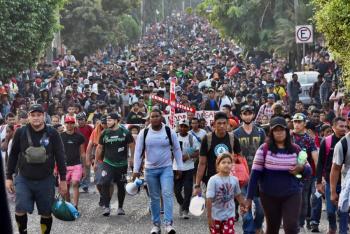 Migrantes parten del sur de M&eacute;xico en protesta por incendio mortal en Ciudad Ju&aacute;rez