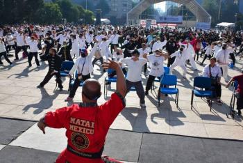 “M&eacute;xico con el Mundo, Unidos por el Tai Chi” en el Monumento a la Revoluci&oacute;n