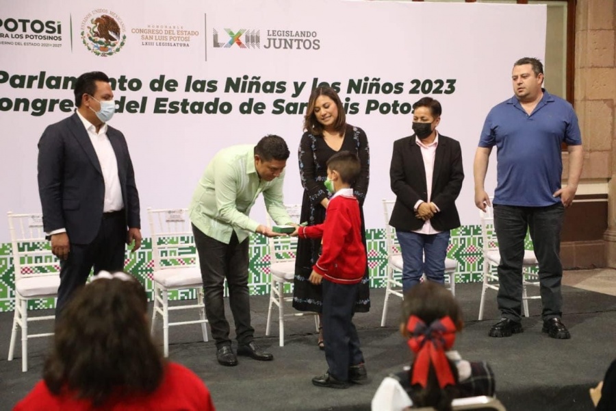 Ricardo Gallardo inspira a niñas y niños del Parlamento 2023 a perseguir sus sueños