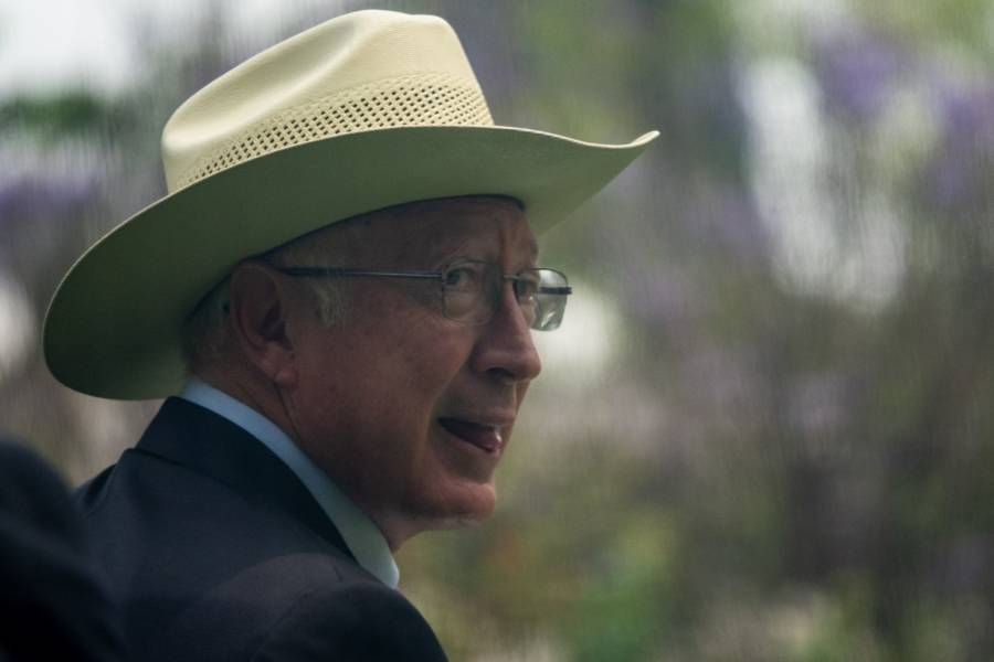 Ken Salazar, embajador de EEUU en México, da positivo a COVID-19
