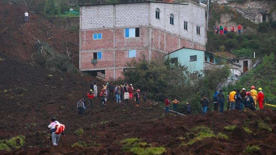 Ecuador eleva a 49 la cifra de muertos por deslave en el sur del país