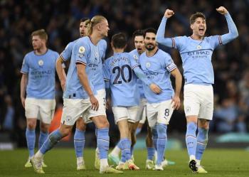 Manchester City golea al Arsenal y acecha su liderato en la Premier League