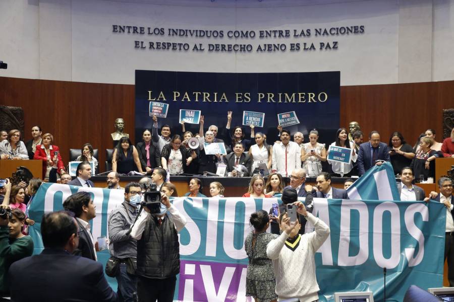 Oposición toma tribuna del Senado por nombramiento de comisionado del INAI
