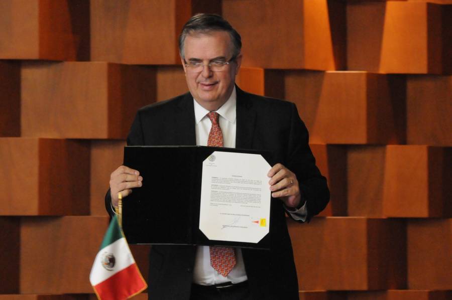Comisión de Quejas y Denuncias del INE pide a Ebrard deslindarse de propaganda a su favor