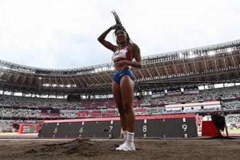 Tara Davis-Woodhall, despojada de su título nacional de salto de longitud
