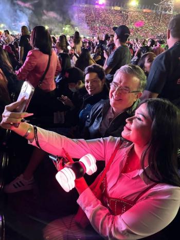 Marcelo Ebrard y Rosalinda Bueso asistieron al concierto de Blackpink en el Foro Sol