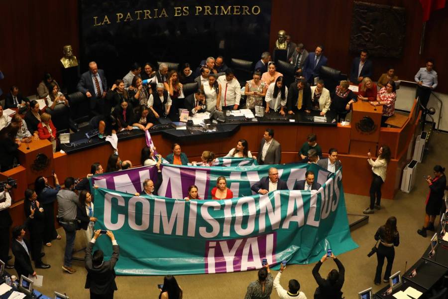 Rechaza Morena nombramiento de nuevo comisionado de INAI; oposici&oacute;n toma tribuna y revienta sesi&oacute;n