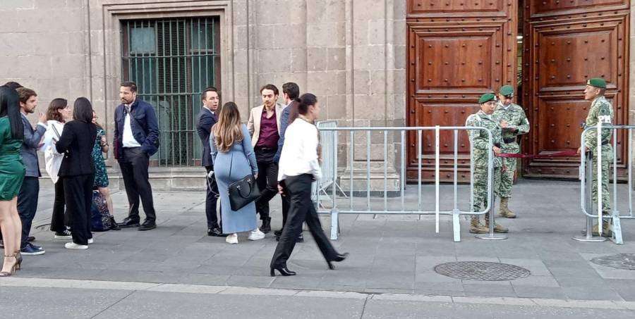 Senadores de Morena llegan a Palacio Nacional para reunión con AMLO