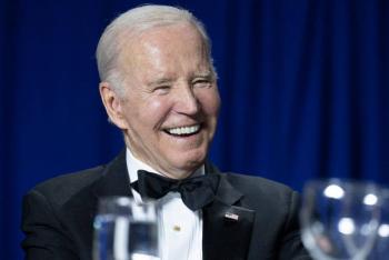 Biden se r&iacute;e con chistes sobre su edad en cena de corresponsales de la Casa Blanca