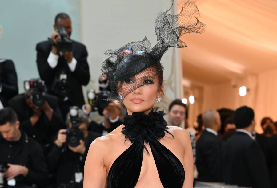 Élites del entretenimiento, la moda y el deporte honran a Lagerfeld en el MET Gala