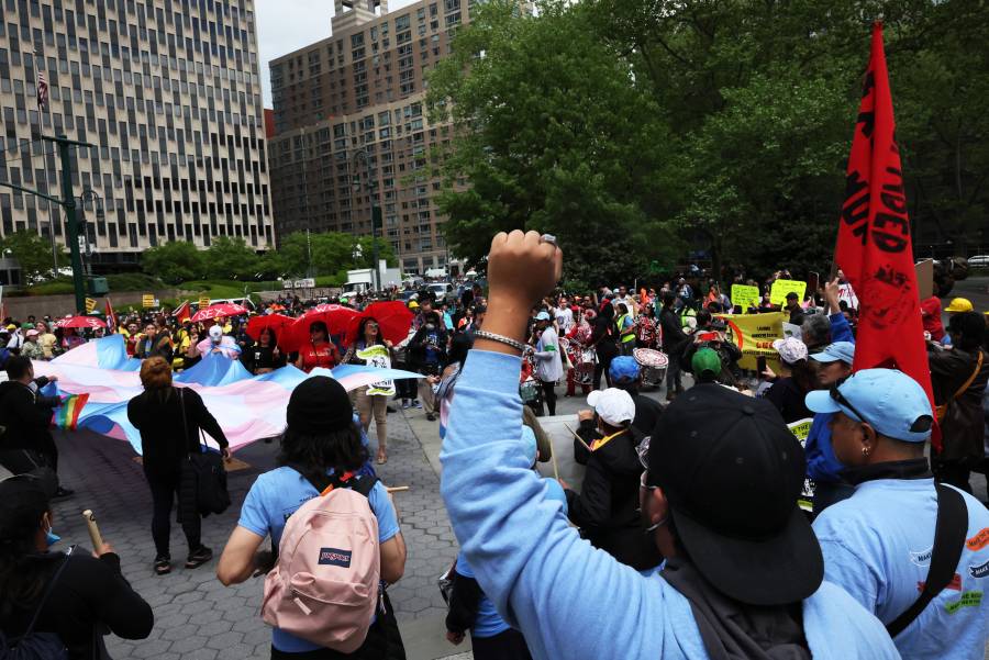 Trabajadores migrantes marchan en Nueva York para exigir mejores condiciones laborales