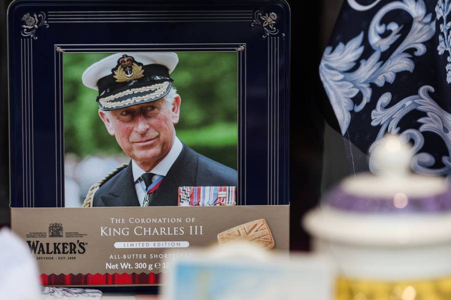 Rey Carlos III vestir&aacute; atuendos de sus predecesores durante su coronaci&oacute;n