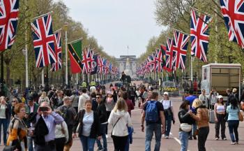 Detienen a hombre sospechoso de estar armado afuera del Palacio de Buckingham