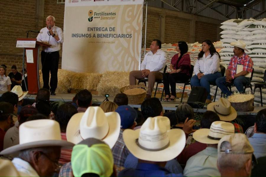 Entrega gobierno fertilizante gratuito a pequeños productores en Jalisco