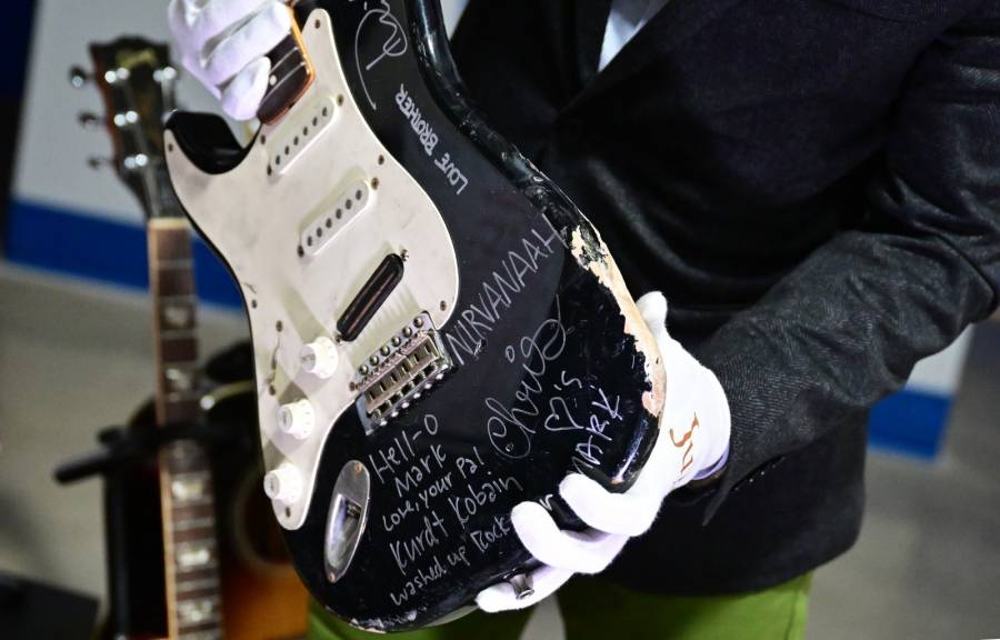 Una guitarra destrozada por Kurt Cobain será subastada en EEUU