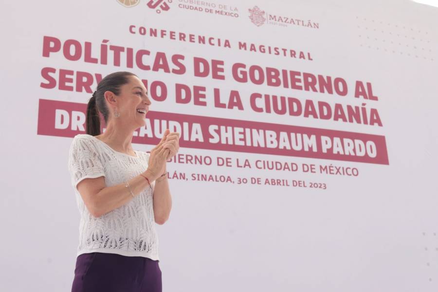 Sheinbaum baila sola: agradece pero se deslinda de la adaptación de Peso Pluma