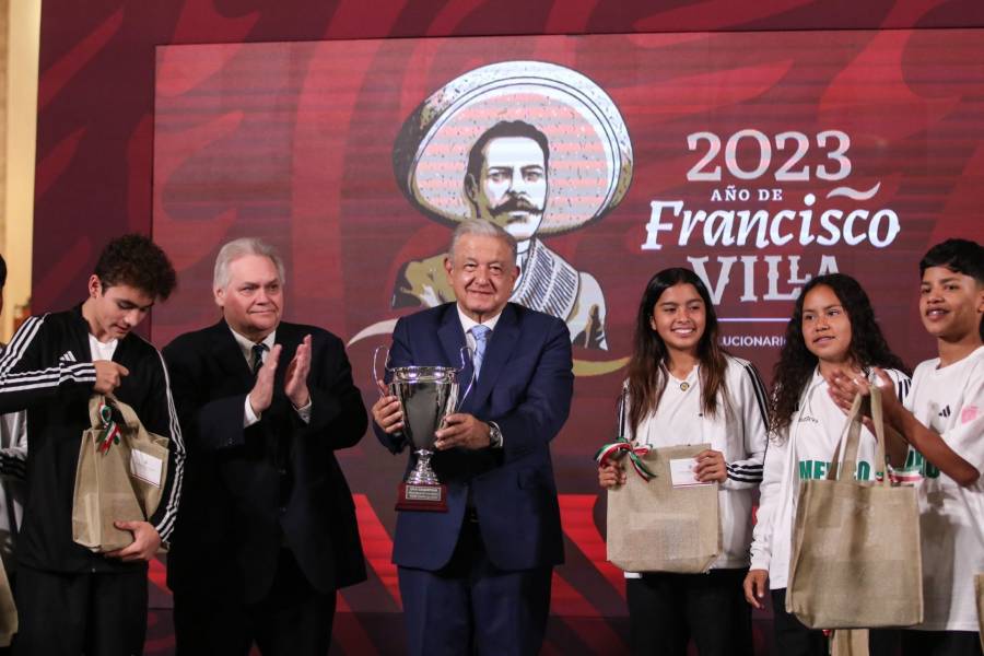 Reconocen AMLO y Samuel García a equipo Campeón del Desafío Mundial Madrid 2023