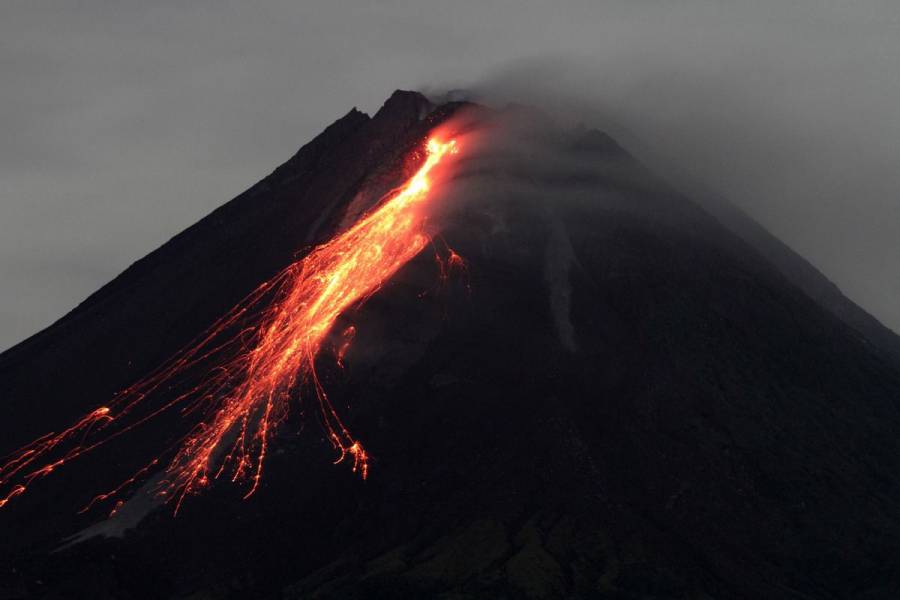 Volcán de Fuego de Guatemala inicia erupción lanzando ceniza y lava