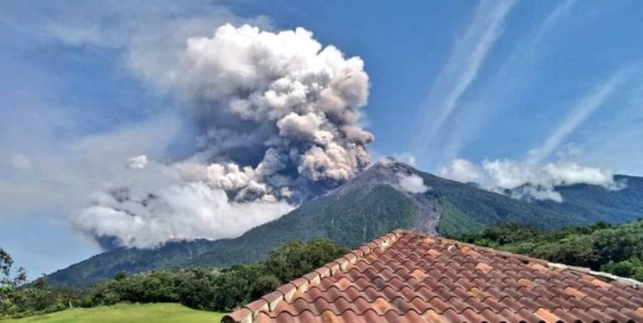 Más de mil evacuados por erupción de volcán de Fuego de Guatemala