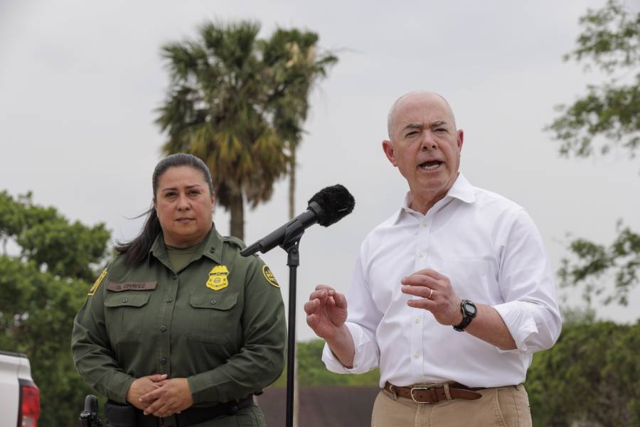 Frontera de EEUU con México “no estará abierta”, dice Mayorkas por fin del Título 42