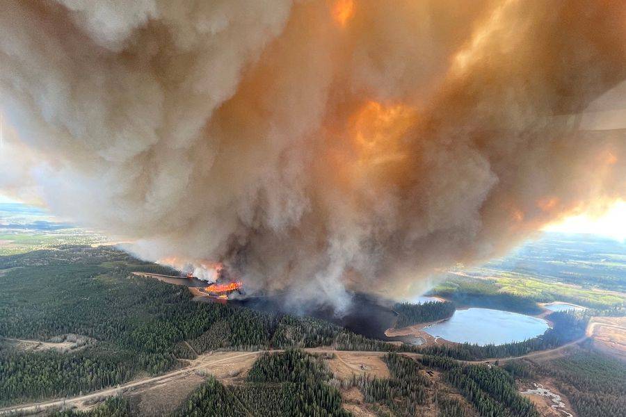 25 mil personas son evacuadas en Canadá por incendios forestales