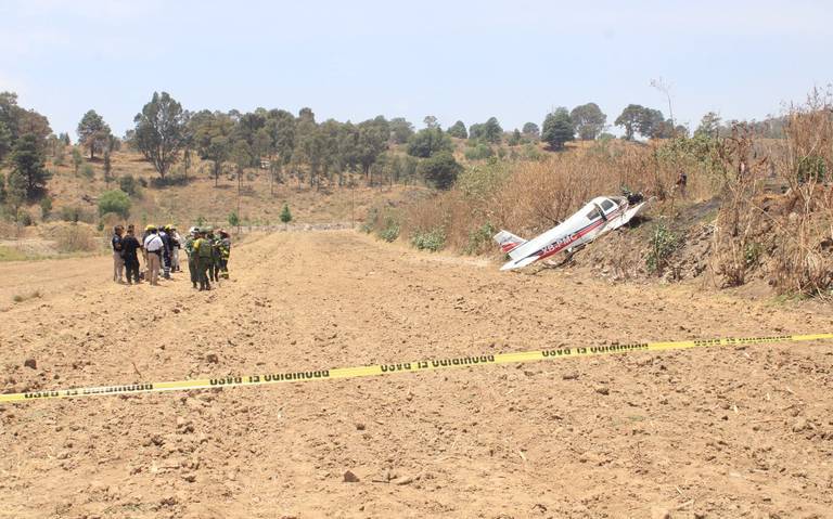 Cae avioneta en Cholula sobre terrenos de cultivo, hay dos lesionados