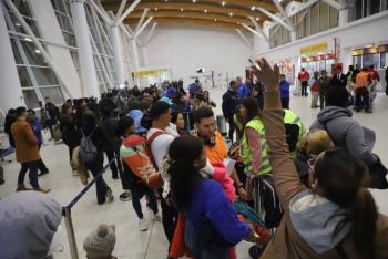 Avi&oacute;n con migrantes varados en frontera chilena-peruana despega hacia Venezuela