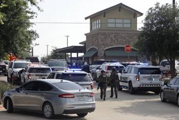 Un hombre mata a tiros a ocho personas en un centro comercial de Texas