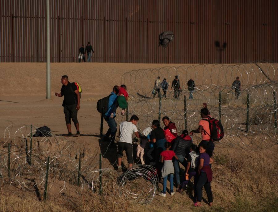 AMLO anuncia apertura de módulos para viajar a Estados Unidos, pide usarlos
