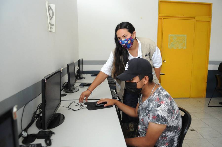 Más de 9 mil 900 personas reciben servicios educativos por parte del INEA