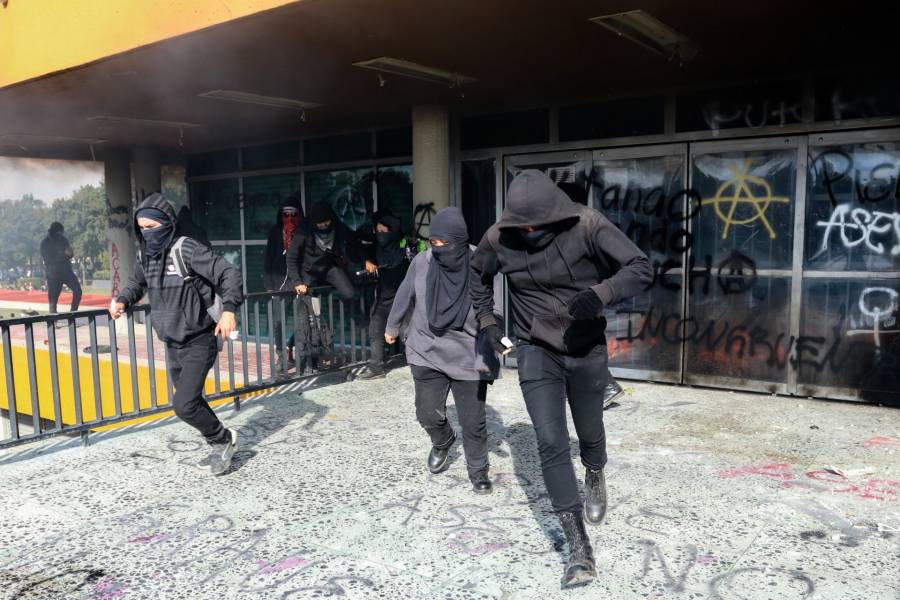 UNAM denuncia daño de patrimonio y retención de trabajadores en toma de Dirección de CCH