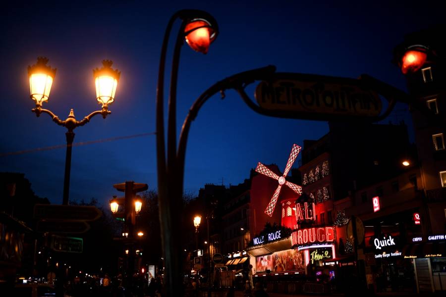 El Moulin rouge pone fin a su polémico espectáculo con serpientes