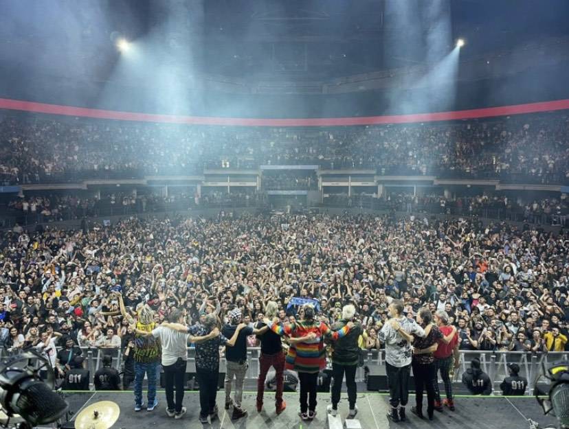 Así de populares, así de Auténticos, así de Decadentes LOS AUTÉNTICOS DECADENTES Show histórico con lleno total en el Movistar Arena de Bogotá (Colombia)