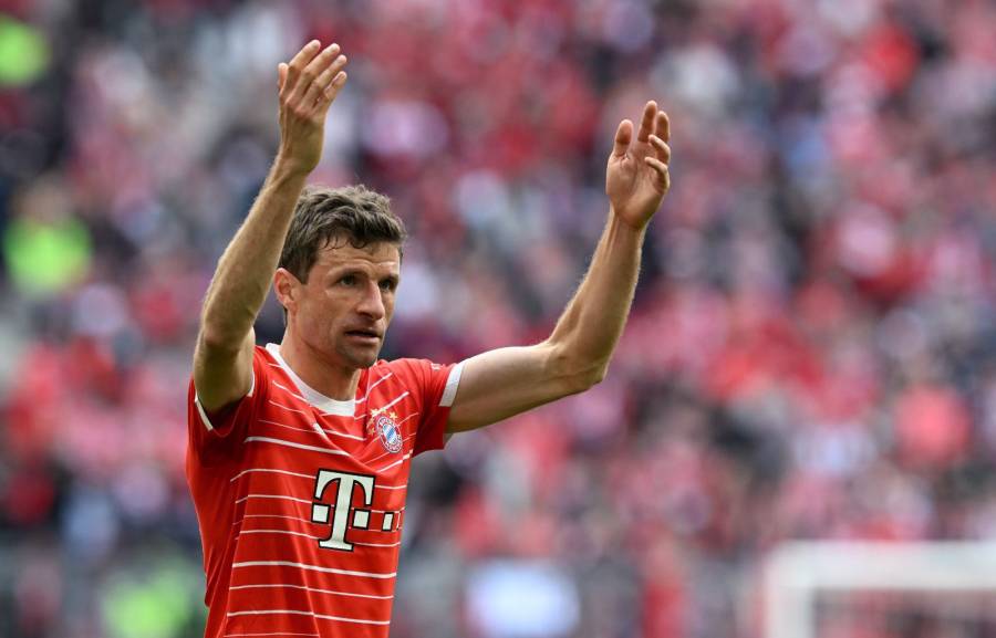 Thomas Muller ironiza junto a su caballo sobre rumores de marcha del Bayern