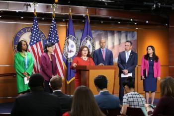 Dem&oacute;cratas buscan ampliar v&iacute;as legales de entrada de migrantes a Estados Unidos