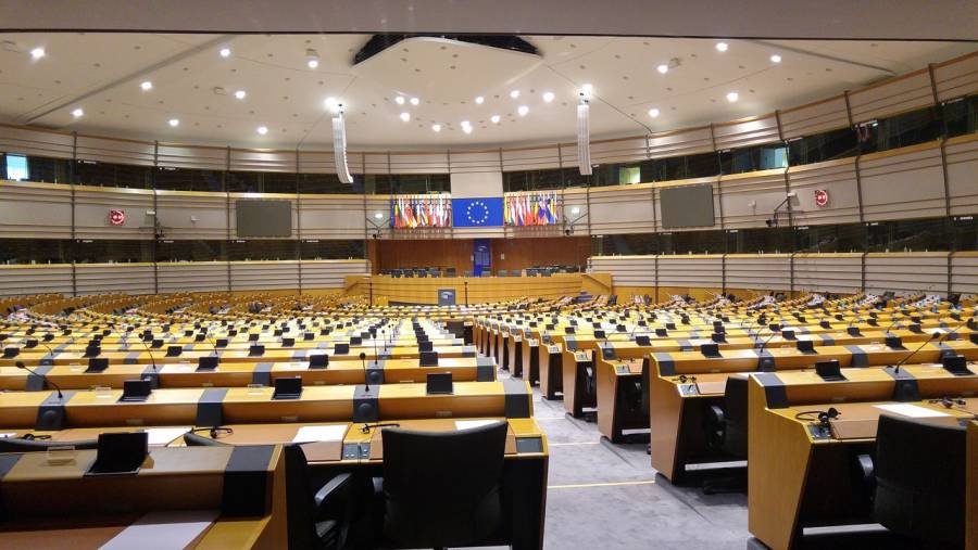 Eurodiputados dan primer paso para aprobar ley de regulación de la IA