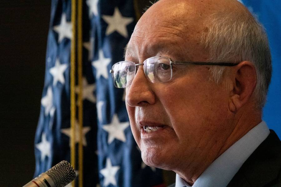 Ken Salazar advierte sanciones a migrantes que crucen ilegalmente a EEUU