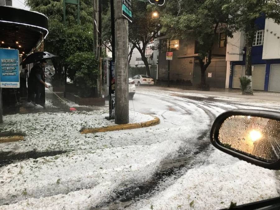 Lluvia y granizo sacuden las calles de la Ciudad de México