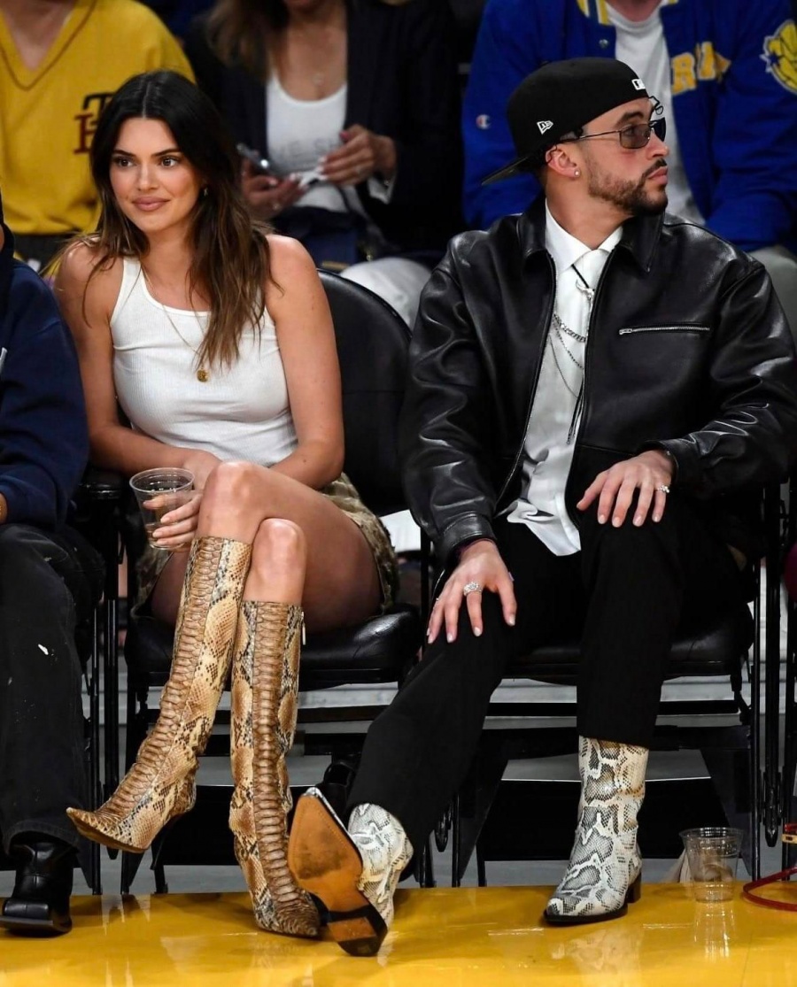 De nuevo juntos Bad Bunny y Kendall Jenner, ahora en un partido de bascketball